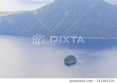 摩週湖(位於日本北海道,擁有日本最清澈的湖水,是繼俄羅斯貝加爾湖之後世界第二清澈的湖水) 摩週湖(位於日本北海道,擁有日本最清澈的湖水,是繼俄羅斯貝加爾湖之後世界第二清澈的湖水) 141862516