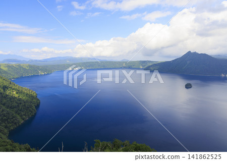 摩週湖(位於日本北海道,擁有日本最清澈的湖水,是繼俄羅斯貝加爾湖之後世界第二清澈的湖水) 摩週湖(位於日本北海道,擁有日本最清澈的湖水,是繼俄羅斯貝加爾湖之後世界第二清澈的湖水) 141862525