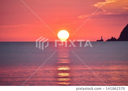 A beautiful sunset, resembling a Daruma doll. A beautiful sunset, resembling a Daruma doll. 141862570