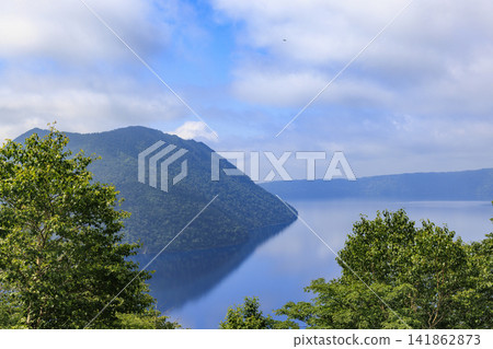 摩週湖(位於日本北海道,擁有日本最清澈的湖水,是繼俄羅斯貝加爾湖之後世界第二清澈的湖水) 摩週湖(位於日本北海道,擁有日本最清澈的湖水,是繼俄羅斯貝加爾湖之後世界第二清澈的湖水) 141862873