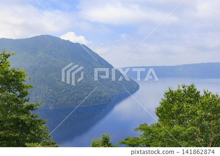 摩週湖(位於日本北海道,擁有日本最清澈的湖水,是繼俄羅斯貝加爾湖之後世界第二清澈的湖水) 摩週湖(位於日本北海道,擁有日本最清澈的湖水,是繼俄羅斯貝加爾湖之後世界第二清澈的湖水) 141862874