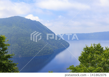 摩週湖(位於日本北海道,擁有日本最清澈的湖水,是繼俄羅斯貝加爾湖之後世界第二清澈的湖水) 摩週湖(位於日本北海道,擁有日本最清澈的湖水,是繼俄羅斯貝加爾湖之後世界第二清澈的湖水) 141862876