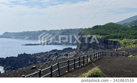 今崎,位於東京伊豆群島伊豆大島上的火山地貌,以及大海。 今崎,位於東京伊豆群島伊豆大島上的火山地貌,以及大海。 141863519
