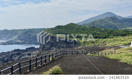 今崎,位於東京伊豆群島伊豆大島上的火山地貌,以及大海。 今崎,位於東京伊豆群島伊豆大島上的火山地貌,以及大海。 141863520
