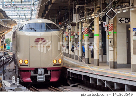 [Tokaido Line] Sunrise Seto/Izumo arriving at Tokyo Station 141863549