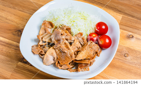 一道套餐式菜餚,包括薑汁豬肉炒菜和高麗菜絲。 一道套餐式菜餚,包括薑汁豬肉炒菜和高麗菜絲。 141864194