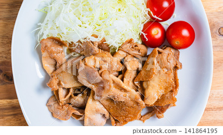 一道套餐式菜餚,包括薑汁豬肉炒菜和高麗菜絲。 一道套餐式菜餚,包括薑汁豬肉炒菜和高麗菜絲。 141864195