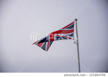 英國國旗在陰雲密佈的天空中飄揚 141864794