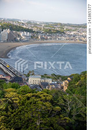 從山頂俯瞰海濱小鎮。 從山頂俯瞰海濱小鎮。 141865377