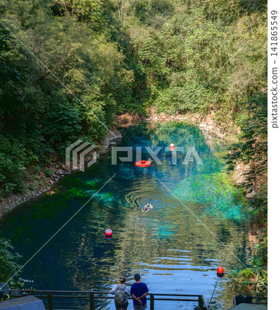 從觀景台上看到的神秘湖 從觀景台上看到的神秘湖 141865549