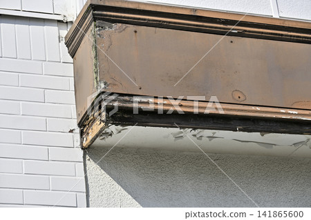房屋外牆損壞:裂痕、裂痕、油漆剝落。 房屋外牆損壞:裂痕、裂痕、油漆剝落。 141865600