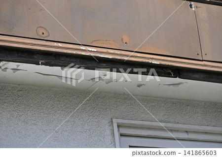 Damage to the exterior walls of houses: cracks, fissures, peeling paint. Damage to the exterior walls of houses: cracks, fissures, peeling paint. 141865603