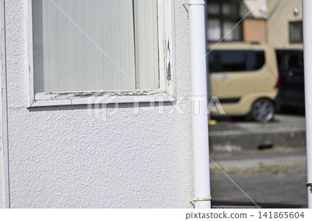 房屋外牆損壞:裂痕、裂痕、油漆剝落。 房屋外牆損壞:裂痕、裂痕、油漆剝落。 141865604