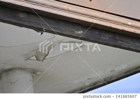 Damage to the exterior walls of houses: cracks, fissures, peeling paint. Damage to the exterior walls of houses: cracks, fissures, peeling paint. 141865607