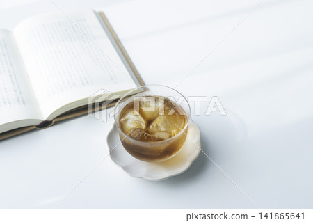 冰鎮大麥茶和一本書，夏日休閒時光和留白空間 141865641