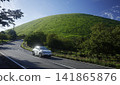A road near Mt. Omuro (Izu Kogen) in summer, and a white compact SUV (Nissan). 141865876