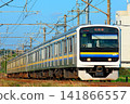 一列209系列列車在內房線上飛馳穿過鄉村。 141866557