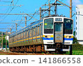 充滿懷舊氣息的 211 系列內房線列車飛馳在鄉村之間。 141866558