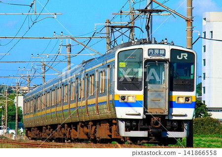 充滿懷舊氣息的 211 系列內房線列車飛馳在鄉村之間。 充滿懷舊氣息的 211 系列內房線列車飛馳在鄉村之間。 141866558