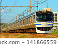 充滿懷舊氣息的 217 系列內房線列車飛馳在鄉村之間。 141866559