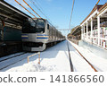 217系列橫須賀線列車停靠在北鎌倉站，該站罕見地被積雪覆蓋。 141866560
