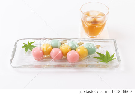 串在竹籤上的紅豆丸子,類似團子,還有冰鎮大麥茶 串在竹籤上的紅豆丸子,類似團子,還有冰鎮大麥茶 141866669