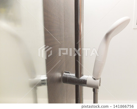 蓮蓬頭上有水垢 蓮蓬頭上有水垢 141866756