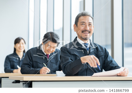 中級工程師正在接受訓練。照片由東京電子學院電波學園教育基金會提供。 中級工程師正在接受訓練。照片由東京電子學院電波學園教育基金會提供。 141866799