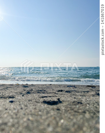 夏季海浪拍打著沙灘 夏季海浪拍打著沙灘 141867019