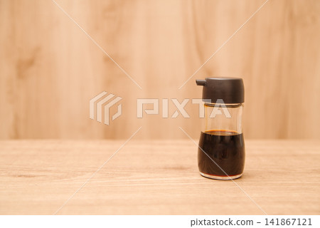 具有充足複印空間的醬油分配器。 具有充足複印空間的醬油分配器。 141867121