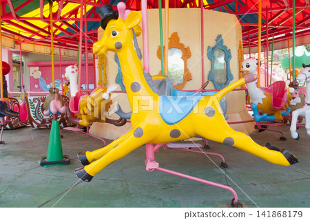 一架戴著高禮帽的復古長頸鹿旋轉木馬，遊樂園的各種遊樂設施，以及一個奇幻的世界。 141868179