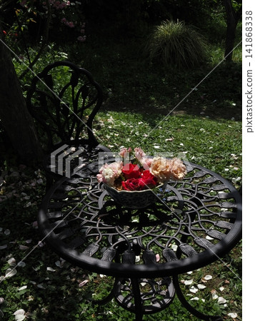 Roses adorning a table in the rose garden Roses adorning a table in the rose garden 141868338