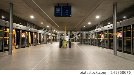 巴黎戴高樂機場自動導軌旅客運輸(APM)月台上井然有序的景象。 巴黎戴高樂機場自動導軌旅客運輸(APM)月台上井然有序的景象。 141868676