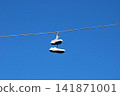 藍天下，電線上懸掛著白色運動鞋，Shoefity 141871001