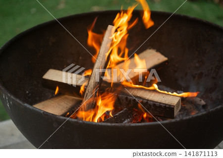 營火、火、火焰、露營、營火坑、柴火、戶外、烤肉、壁爐、生火 141871113