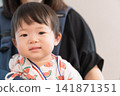 一名身穿西瓜圖案甚平的日本男嬰被放在嬰兒背帶裡參加節慶活動。 一名身穿西瓜圖案甚平的日本男嬰被放在嬰兒背帶裡參加節慶活動。 141871351