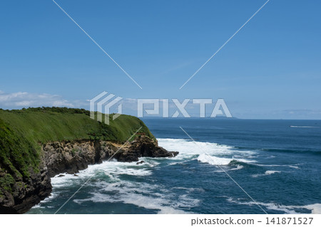 神奈川縣城島的岩石被洶湧的波濤和飛濺的浪花拍打著。 神奈川縣城島的岩石被洶湧的波濤和飛濺的浪花拍打著。 141871527