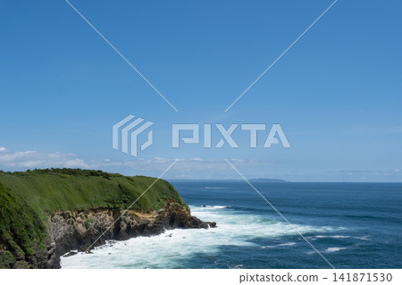 神奈川縣城島的岩石被洶湧的波濤和飛濺的浪花拍打著。 神奈川縣城島的岩石被洶湧的波濤和飛濺的浪花拍打著。 141871530