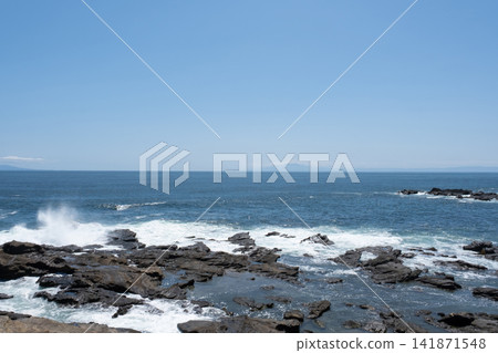 神奈川縣城島的岩石被洶湧的波濤和飛濺的浪花拍打著。 神奈川縣城島的岩石被洶湧的波濤和飛濺的浪花拍打著。 141871548