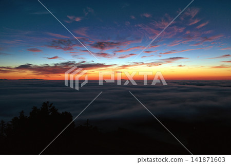 日出前的天空和雲海 日出前的天空和雲海 141871603