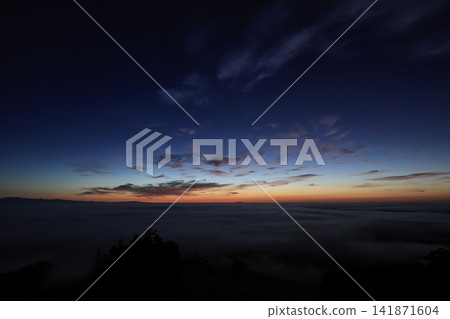 日出前的天空和雲海 日出前的天空和雲海 141871604