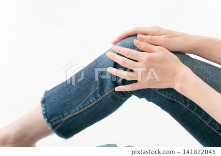 觸摸膝蓋的女人 141872045