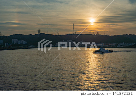 [Kanagawa] Evening view of a ship leaving Kurihama Port 141872121