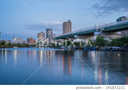 大阪市大川的傍晚景色 大阪市大川的傍晚景色 141872221