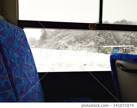 從行駛在雪景中的巴士車窗望出去的景色。 從行駛在雪景中的巴士車窗望出去的景色。 141872874