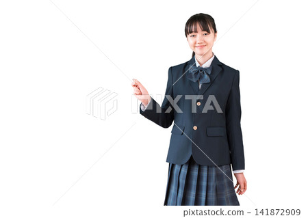 一名國中女生正在用粉筆寫字。 一名國中女生正在用粉筆寫字。 141872909