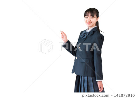 一名國中女生正在用粉筆寫字。 一名國中女生正在用粉筆寫字。 141872910