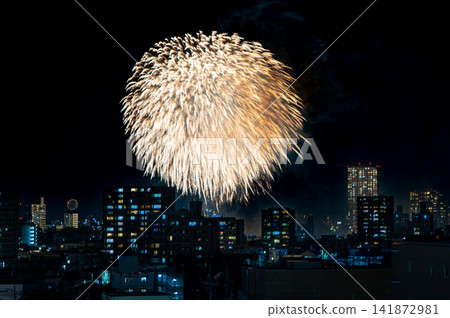 岡崎煙火大會在夜空中綻放,從空中俯瞰高聳的公寓大樓。 岡崎煙火大會在夜空中綻放,從空中俯瞰高聳的公寓大樓。 141872981