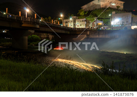 A fantastical night view of goldfish fireworks floating down the Tomoe River in Toyota City. A fantastical night view of goldfish fireworks floating down the Tomoe River in Toyota City. 141873076