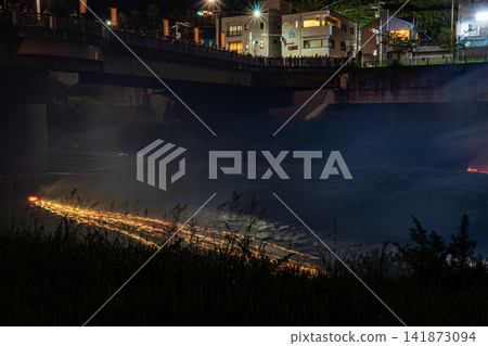 在豐田市巴川上,金魚煙火緩緩漂流,構成了一幅夢幻般的夜景。 在豐田市巴川上,金魚煙火緩緩漂流,構成了一幅夢幻般的夜景。 141873094